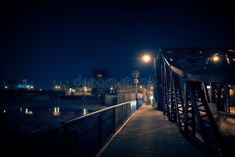 Ponte de aço da cidade escura de Chicago na noite Sagacidade urbana surreal da cena fotografia de stock Ponte de aço da cidade escura de Chicago na noite Sagacidade urbana surreal da cena fotografia de stock