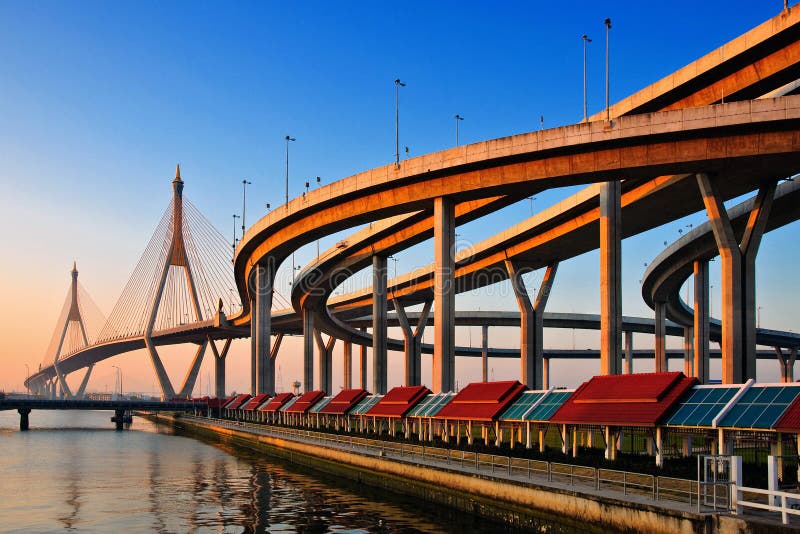 Ponte de Bhumibol em Tailândia fotografia de stock Ponte de Bhumibol em Tailândia fotografia de stock