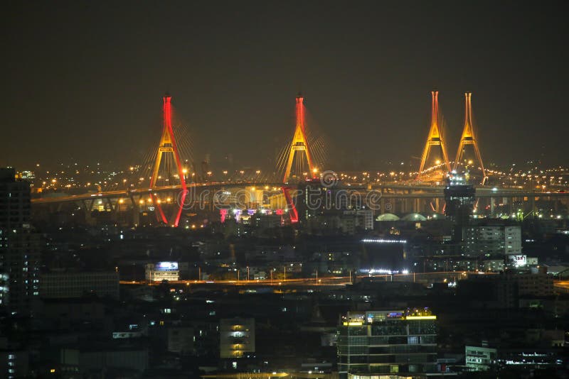 Ponte de Bhumibol, luzes da noite das construções altas no coração de Banguecoque fotografia de stock royalty free Ponte de Bhumibol, luzes da noite das construções altas no coração de Banguecoque fotografia de stock royalty free