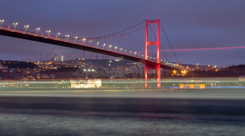 Ponte de Bosporus na noite com as fugas claras de passar navios, Istambul Turquia foto de stock Ponte de Bosporus na noite com as fugas claras de passar navios, Istambul Turquia foto de stock