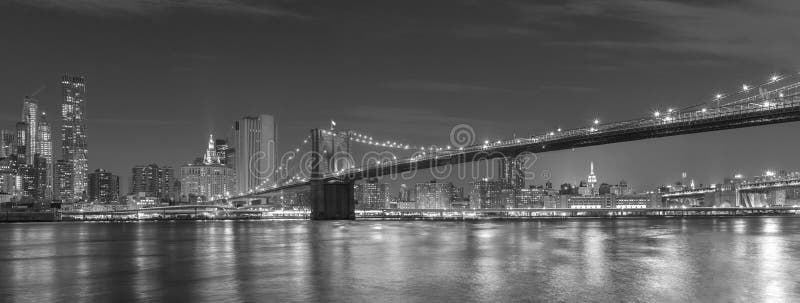 Ponte de Brooklyn e Manhattan na noite, New York City, EUA fotografia de stock Ponte de Brooklyn e Manhattan na noite, New York City, EUA fotografia de stock