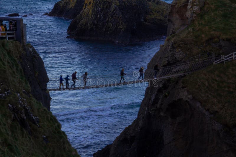 Ponte de corda de Carrick-a-Rede, Irelnd do norte, Europa fotografia de stock Ponte de corda de Carrick-a-Rede, Irelnd do norte, Europa fotografia de stock