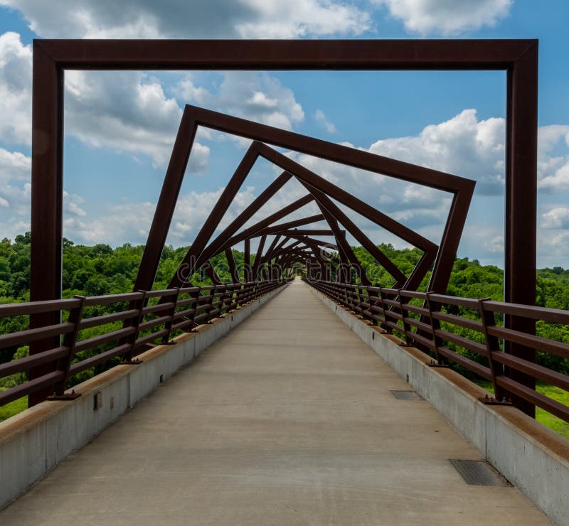 Ponte De Fuga Alta Do Cavalete Em Iowa Rural Foto de Stock - Imagem de  iowa, arquitetura: 135388902