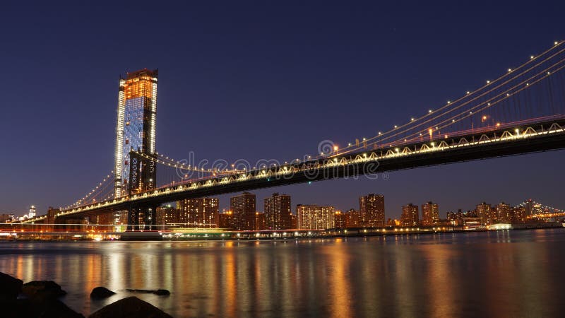Ponte de Manhattan na noite como visto do parque da ponte de Brooklyn em New York City fotografia de stock Ponte de Manhattan na noite como visto do parque da ponte de Brooklyn em New York City fotografia de stock