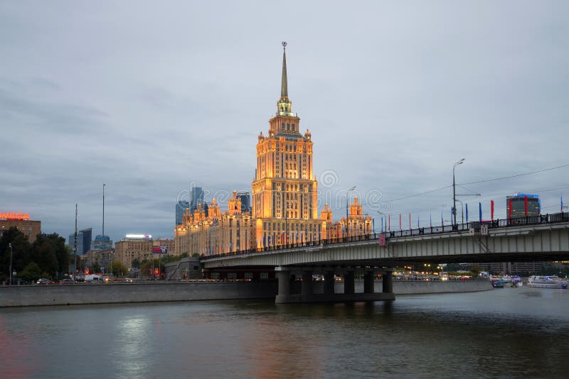 A ponte de Novoarbatsky e o hotel real de Radisson do ` de Ucrânia do ` do hotel na iluminação da noite moscow foto de stock A ponte de Novoarbatsky e o hotel real de Radisson do ` de Ucrânia do ` do hotel na iluminação da noite moscow foto de stock