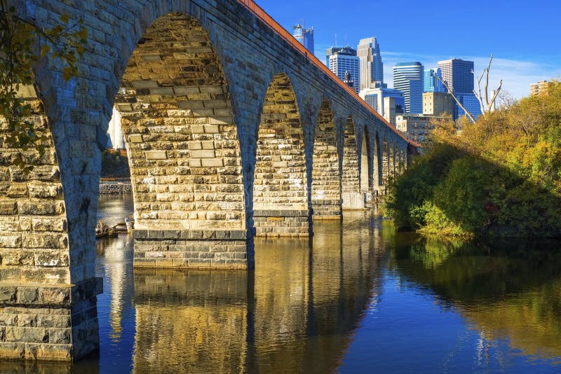 Ponte de pedra do arco, skyline de minneapolis imagens de stock Ponte de pedra do arco, skyline de minneapolis imagens de stock