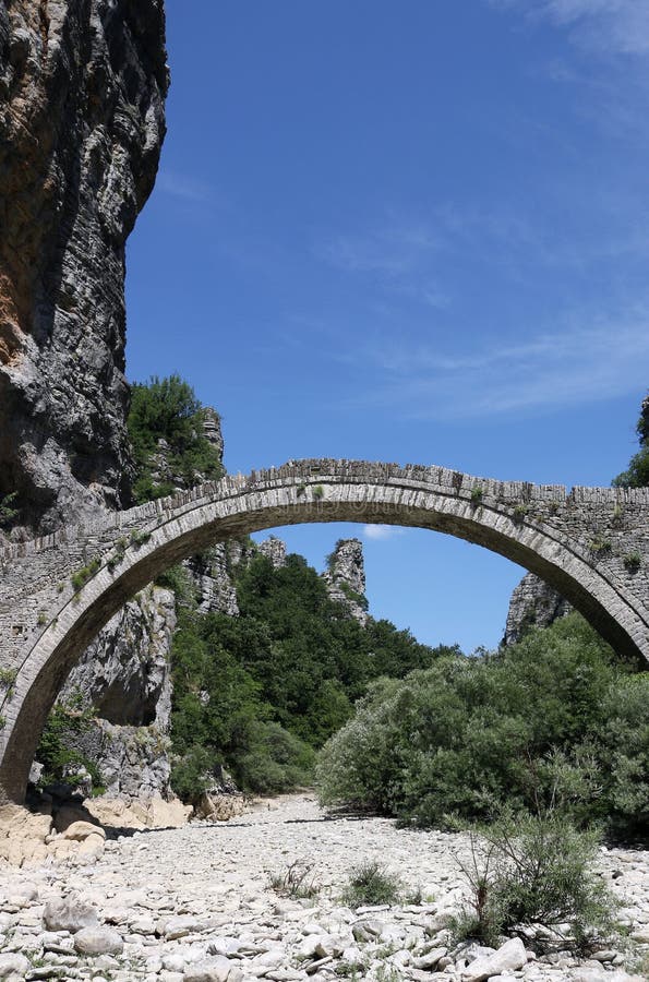 Ponte de pedra velha de Kokkori na paisagem Zagoria Epirus do verão imagens de stock royalty free