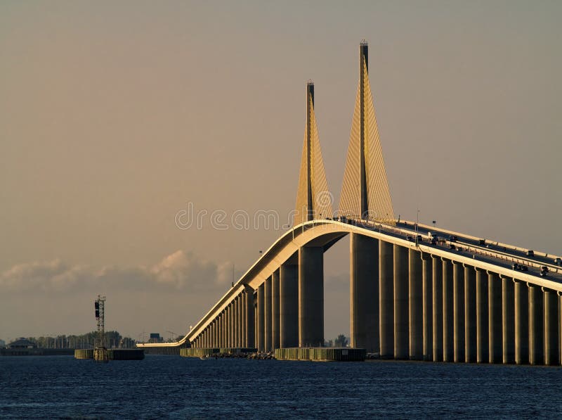 A ponte de Skyway da luz do sol fotografia de stock A ponte de Skyway da luz do sol fotografia de stock