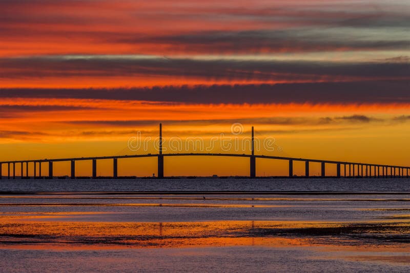 Ponte de Skyway da luz do sol no nascer do sol imagem de stock Ponte de Skyway da luz do sol no nascer do sol imagem de stock