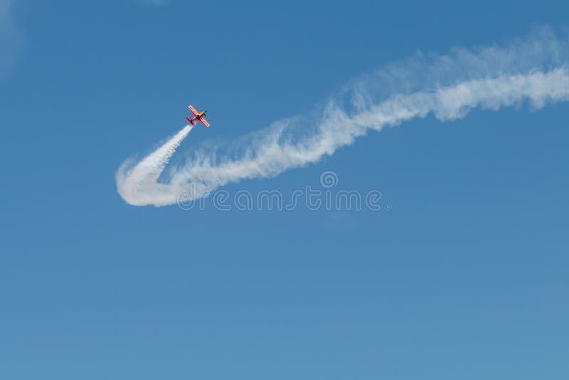 PONTE DE SOR, PORTUGAL - 3 JUNHO, 2019: Sal?n aeron?utico, acci?n del piloto en vuelo CUMBRE DEL AIRE DE PORTUGAL foto de archivo libre de regalías PONTE DE SOR, PORTUGAL - 3 JUNHO, 2019: Sal?n aeron?utico, acci?n del piloto en vuelo CUMBRE DEL AIRE DE PORTUGAL foto de archivo libre de regalías
