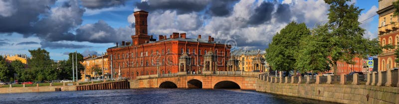 Ponte de Staro-Kalinkin e de rio de Fontanka terraplenagem em St Petersburg fotos de stock royalty free Ponte de Staro-Kalinkin e de rio de Fontanka terraplenagem em St Petersburg fotos de stock royalty free