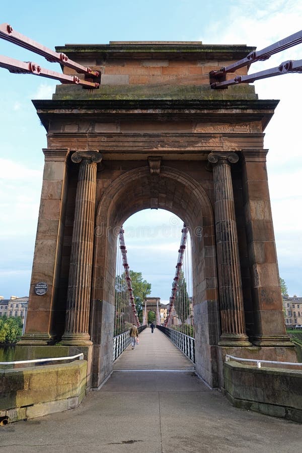Ponte de suspensão da rua de Portland de Glasgow, Escócia em uma vista vertical imagens de stock royalty free Ponte de suspensão da rua de Portland de Glasgow, Escócia em uma vista vertical imagens de stock royalty free