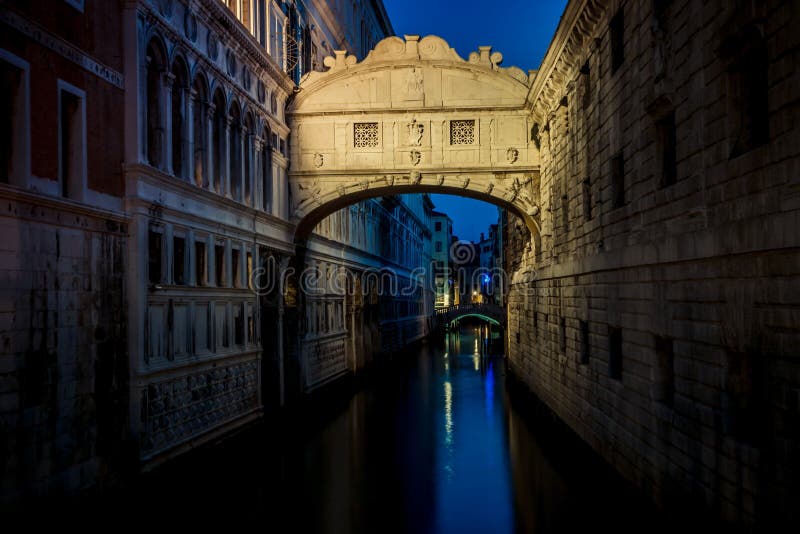 Ponte dei sospiri (dei Sospiri di Ponte) alla notte Punto di riferimento di Venezia fotografia stock Ponte dei sospiri (dei Sospiri di Ponte) alla notte Punto di riferimento di Venezia fotografia stock