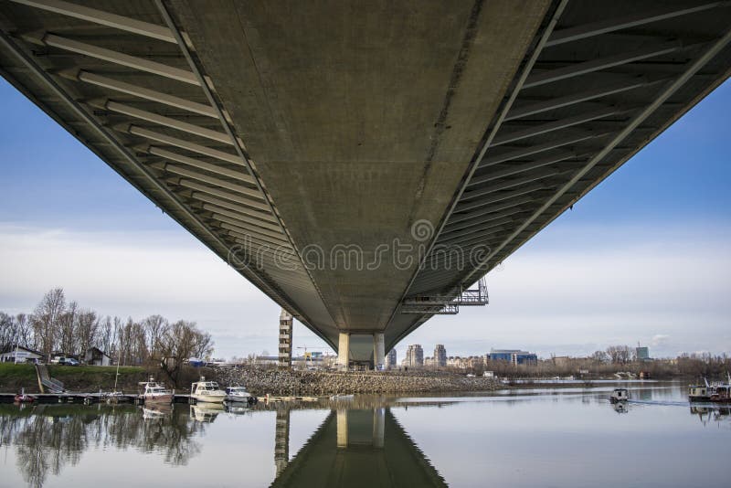 Ponte del Ada sopra il fiume Sava a Belgrado fotografia stock Ponte del Ada sopra il fiume Sava a Belgrado fotografia stock