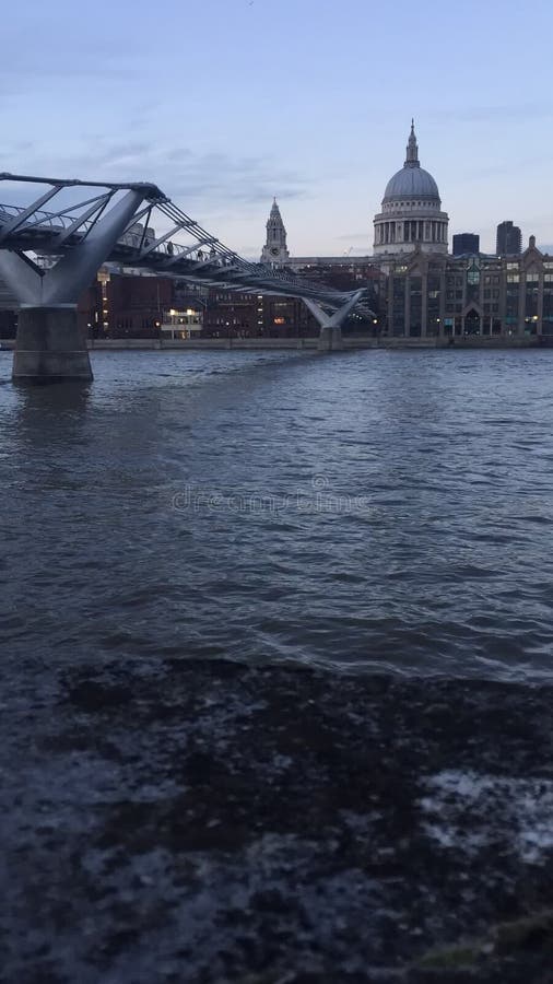 Ponte del Millenium e cattedrale di StPauls lungo il fiume Tamigi, materiale di viaggio britannico di Londra, filmati, video, cli