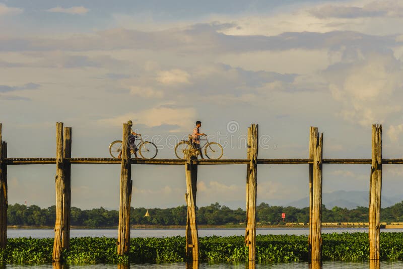 Ponte del tek e due uomini con le bici fotografia stock libera da diritti Ponte del tek e due uomini con le bici fotografia stock libera da diritti