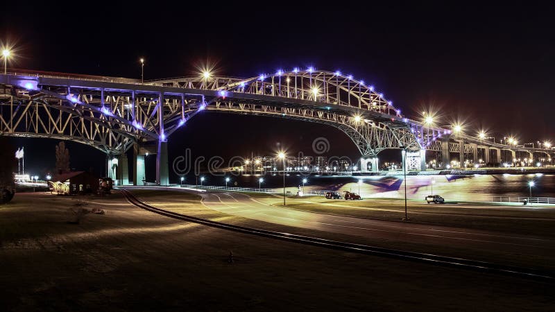 Ponte dell'acqua blu alla notte fotografie stock libere da diritti Ponte dell'acqua blu alla notte fotografie stock libere da diritti