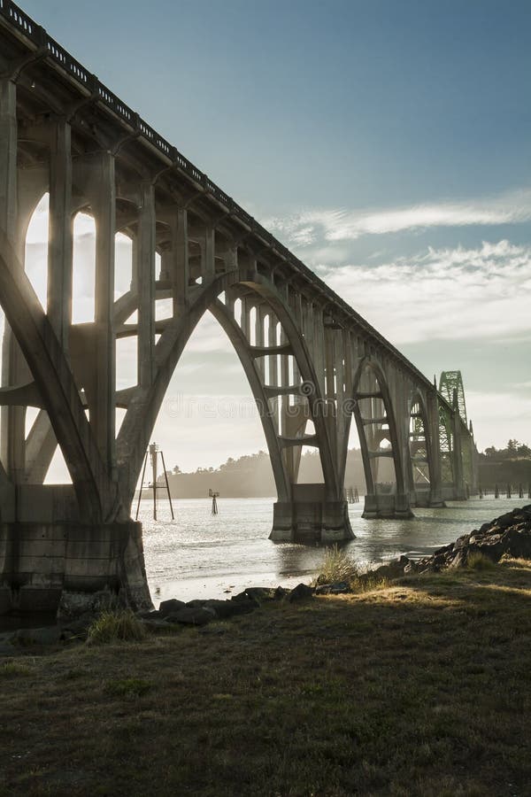Ponte della baia di Yaquina a Newport, Oregon immagine stock Ponte della baia di Yaquina a Newport, Oregon immagine stock