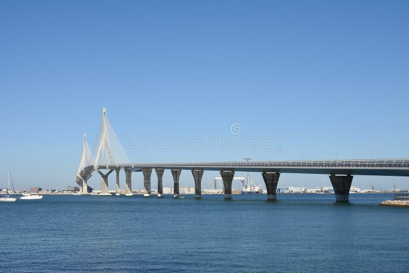 Ponte della Costituzione, chiamato La Pepa, sulla costa della capitale Cadice Andalusia Spagna 12 agosto 2019 immagini stock libere da diritti Ponte della Costituzione, chiamato La Pepa, sulla costa della capitale Cadice Andalusia Spagna 12 agosto 2019 immagini stock libere da diritti