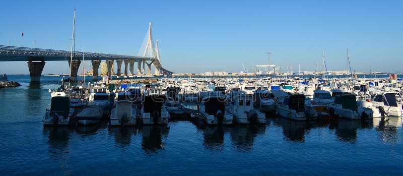 Ponte della Costituzione, chiamato La Pepa, sulla costa della capitale Cadice Andalusia Spagna 12 agosto 2019 fotografia stock libera da diritti Ponte della Costituzione, chiamato La Pepa, sulla costa della capitale Cadice Andalusia Spagna 12 agosto 2019 fotografia stock libera da diritti
