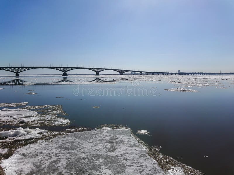 Ponte della strada sopra il fiume Volga fra Saratov ed Engels, Russia Deriva del ghiaccio sul fiume in primavera fotografia stock Ponte della strada sopra il fiume Volga fra Saratov ed Engels, Russia Deriva del ghiaccio sul fiume in primavera fotografia stock