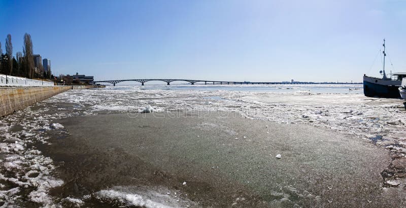 Ponte della strada sopra il fiume Volga fra Saratov ed Engels, Russia Deriva del ghiaccio sul fiume in primavera fotografia stock libera da diritti Ponte della strada sopra il fiume Volga fra Saratov ed Engels, Russia Deriva del ghiaccio sul fiume in primavera fotografia stock libera da diritti