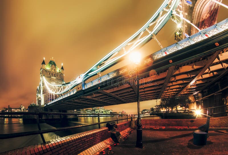 Ponte della torre alla notte, Southwark fotografie stock Ponte della torre alla notte, Southwark fotografie stock