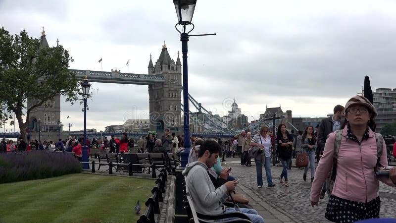 Ponte della torre di Londra, la gente dei turisti che cammina lungo il Tamigi nel tramonto 4K