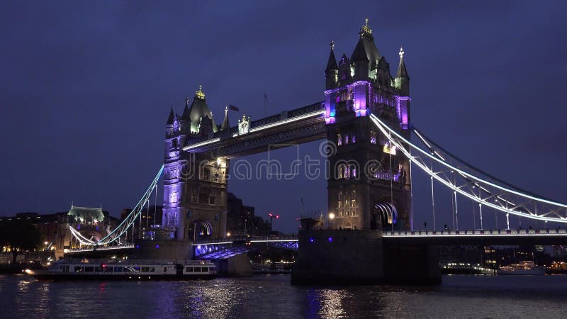 Ponte della torre di Londra, penombra, tramonto, navi, crociera delle barche sul Tamigi 4K