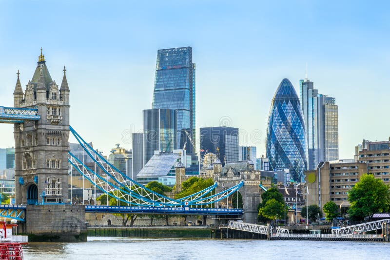 Ponte della torre e distretto finanziario di Londra immagine stock Ponte della torre e distretto finanziario di Londra immagine stock