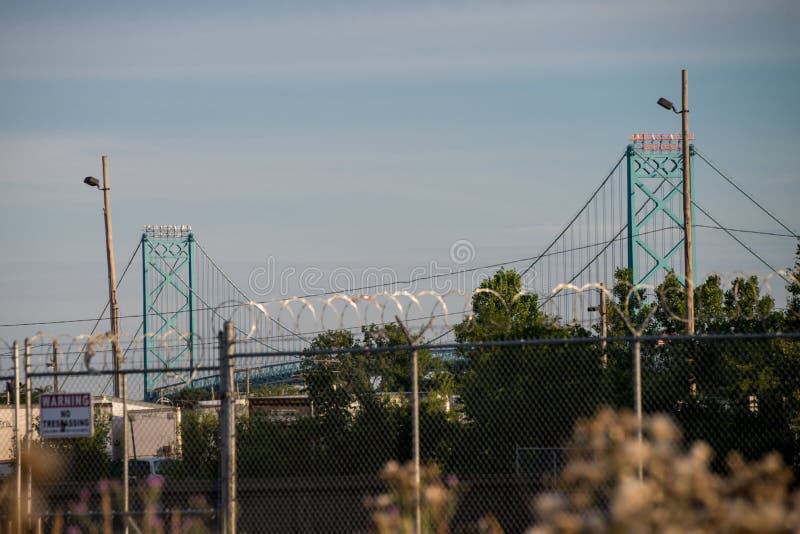 Ponte di ambasciatore fra Detroit e Windsor. Ponte di ambasciatore fra il confine di Windsor e di Detroit