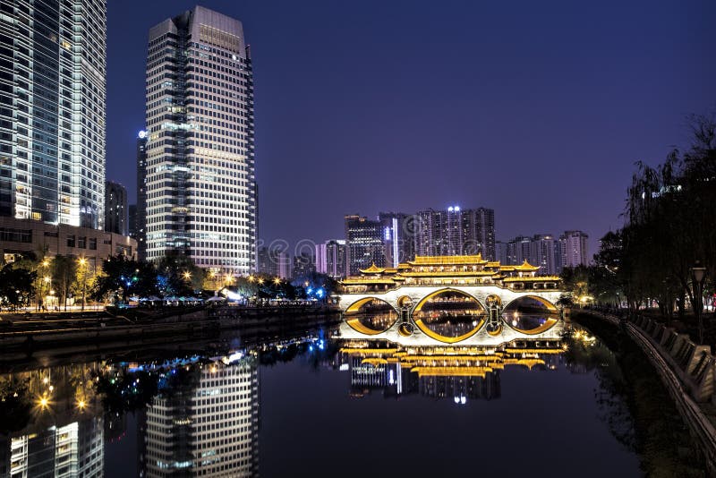 Ponte di Anshun attraverso Jin River a Chengdu, Cina fotografia stock libera da diritti Ponte di Anshun attraverso Jin River a Chengdu, Cina fotografia stock libera da diritti