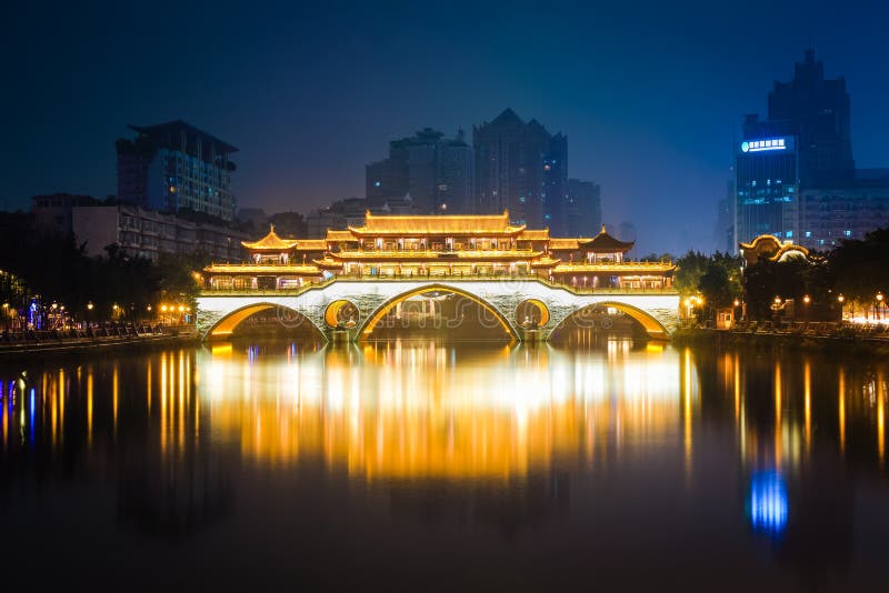 Ponte di Anshun in fiamme con le luci immagini stock libere da diritti Ponte di Anshun in fiamme con le luci immagini stock libere da diritti