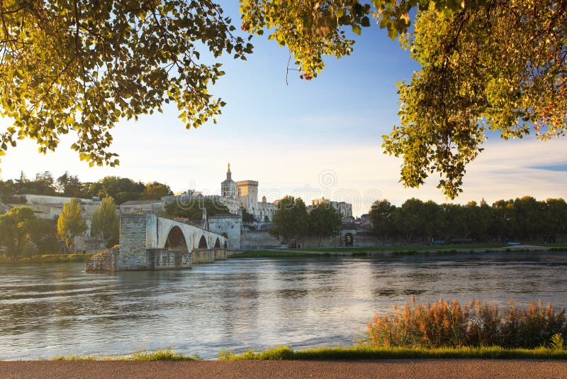 Ponte di Avignone con il Palace di papa ed il fiume Rodano, Provenza, Francia fotografie stock libere da diritti Ponte di Avignone con il Palace di papa ed il fiume Rodano, Provenza, Francia fotografie stock libere da diritti