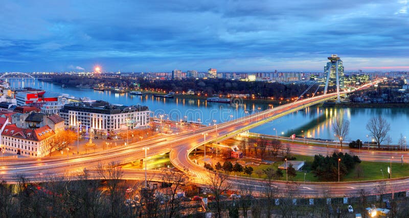 Ponte di Bratislava - Slovacchia fotografia stock libera da diritti Ponte di Bratislava - Slovacchia fotografia stock libera da diritti