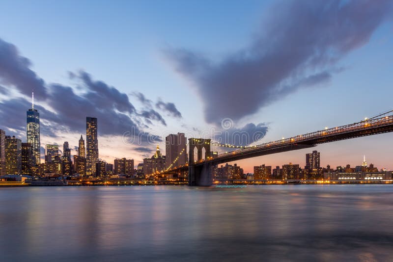 Ponte di Brooklyn e New York del centro nel bello tramonto fotografia stock libera da diritti Ponte di Brooklyn e New York del centro nel bello tramonto fotografia stock libera da diritti