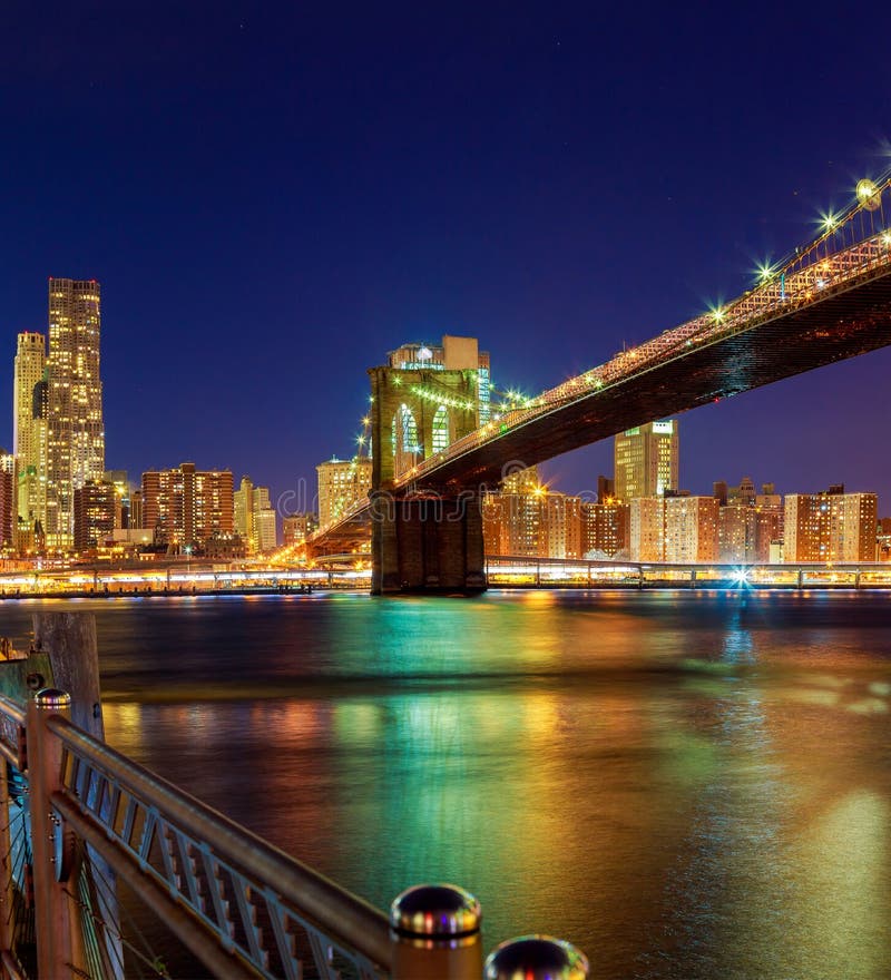 Ponte di Brooklyn e orizzonte di Manhattan alla notte, New York fotografia stock libera da diritti Ponte di Brooklyn e orizzonte di Manhattan alla notte, New York fotografia stock libera da diritti