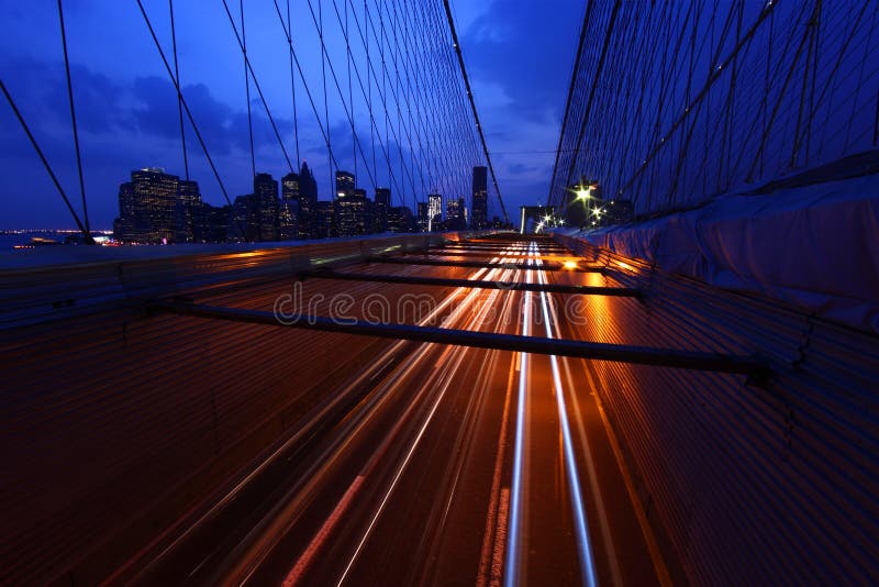 Ponte di Brooklyn e orizzonte di Manhattan alla notte NYC fotografie stock libere da diritti Ponte di Brooklyn e orizzonte di Manhattan alla notte NYC fotografie stock libere da diritti