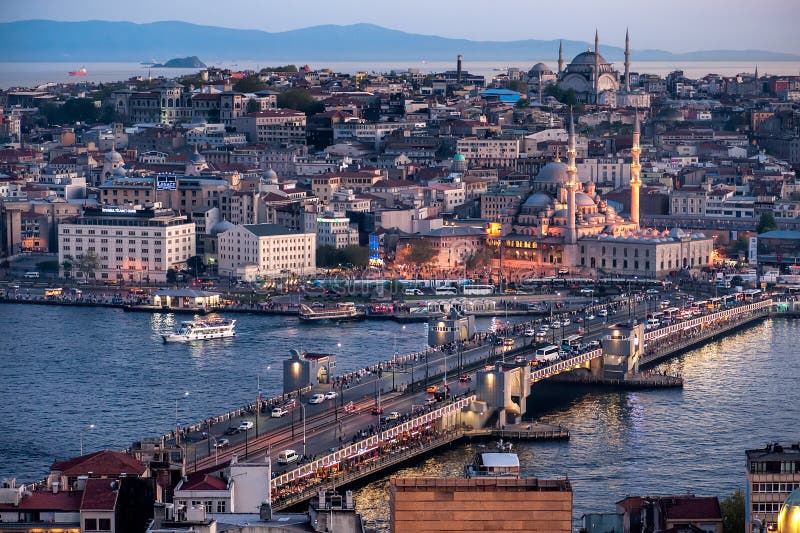 Ponte di Galata di notte fotografia stock libera da diritti Ponte di Galata di notte fotografia stock libera da diritti