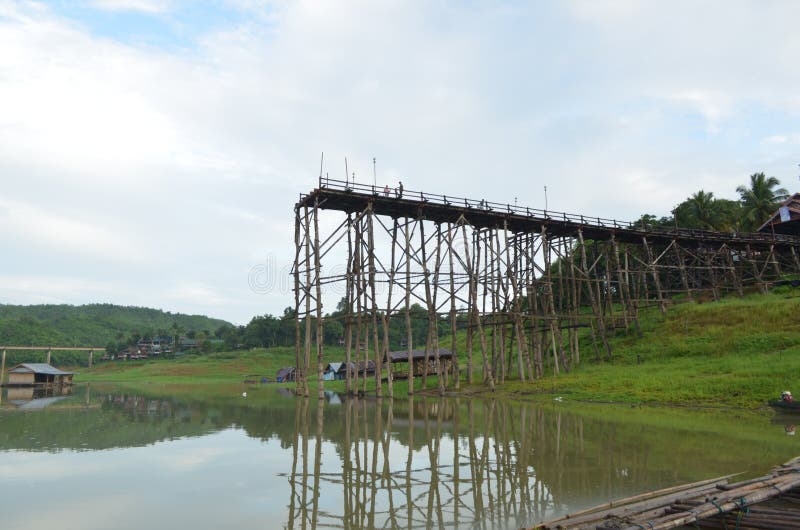 Ponte di legno del tek distruggere con la forza di acqua in Tailandia fotografie stock Ponte di legno del tek distruggere con la forza di acqua in Tailandia fotografie stock