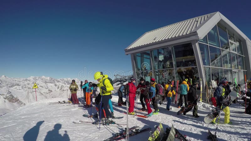 Ponte Di Legno, Tonale, Ιταλία Ο παγετώνας 3000 πανοράματος φραγμός σκι στην άφιξη εάν cableway