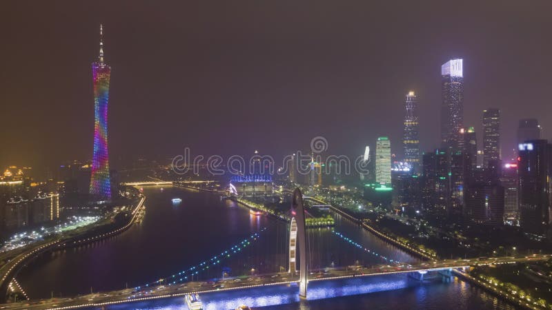 Ponte di Liede e paesaggio urbano di Canton alla notte Siluetta dell'uomo Cowering di affari