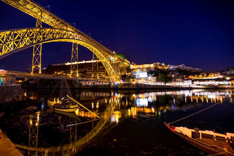 Ponte di Oporto di notte fotografia stock libera da diritti Ponte di Oporto di notte fotografia stock libera da diritti
