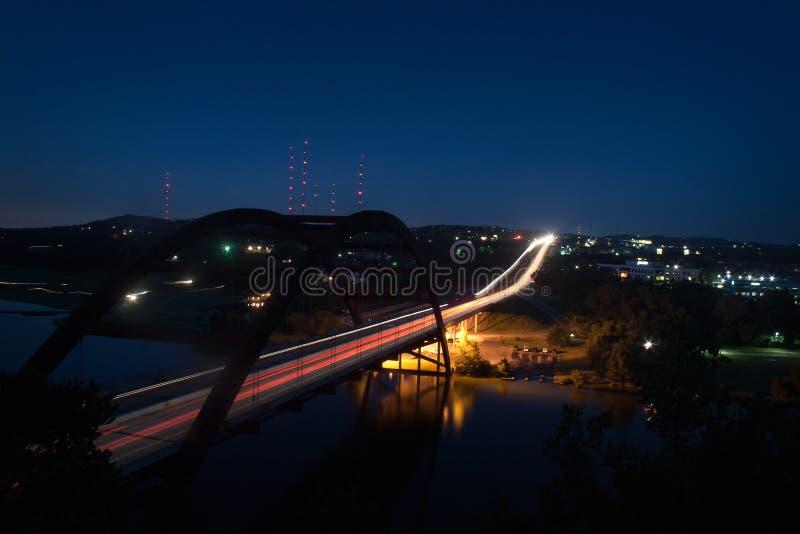 Ponte di Pennybacker di scena di notte di lasso di tempo su 360 in Austin Texas fotografia stock Ponte di Pennybacker di scena di notte di lasso di tempo su 360 in Austin Texas fotografia stock