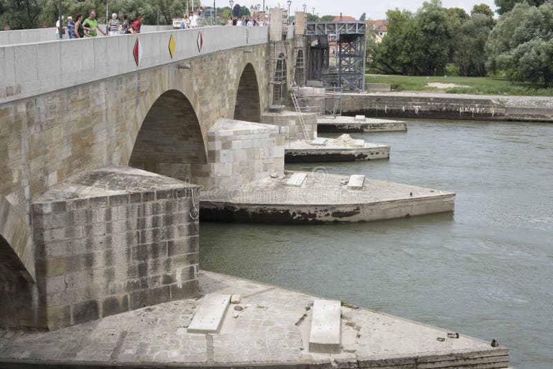 Ponte di pietra, Regensburg, Germania fotografia stock Ponte di pietra, Regensburg, Germania fotografia stock