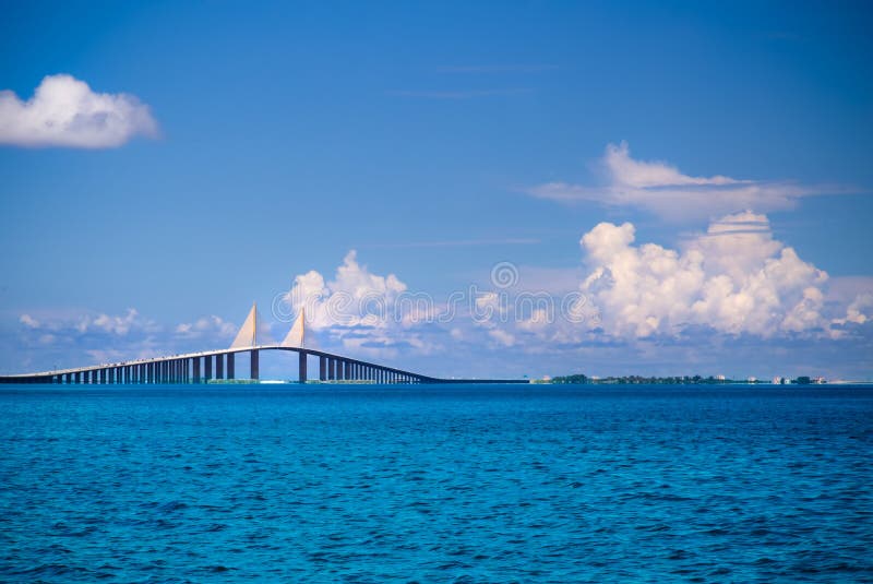 Ponte di Skyway del sole immagine stock libera da diritti Ponte di Skyway del sole immagine stock libera da diritti