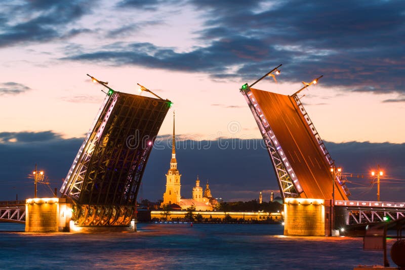 A ponte divorciada do palácio e o Peter e o Paul Cathedra, noite branca St Petersburg fotos de stock A ponte divorciada do palácio e o Peter e o Paul Cathedra, noite branca St Petersburg fotos de stock