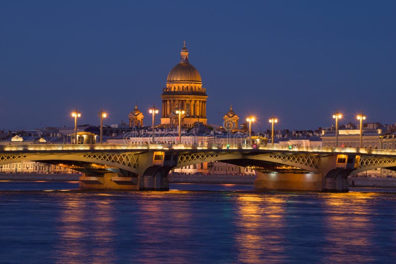 A ponte do aviso e a abóbada de St Isaac Cathedral no cenário da noite St Petersburg, Rússia fotos de stock A ponte do aviso e a abóbada de St Isaac Cathedral no cenário da noite St Petersburg, Rússia fotos de stock