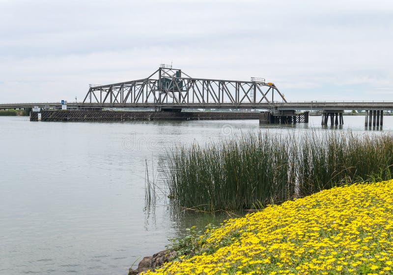 Ponte do delta do Rio Sacramento imagens de stock Ponte do delta do Rio Sacramento imagens de stock
