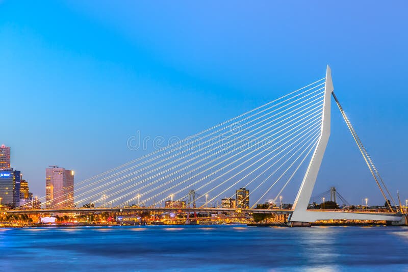 Ponte do Erasmus sobre o rio Meuse em Rotterdam, Holanda sul, Países Baixos durante o crepúsculo imagem de stock Ponte do Erasmus sobre o rio Meuse em Rotterdam, Holanda sul, Países Baixos durante o crepúsculo imagem de stock